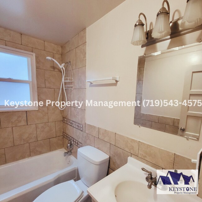 Building Photo - $475 Off Move In Special! 3 Bd/1 Bath House - Spacious Kitchen & Laundry Room $950/$950