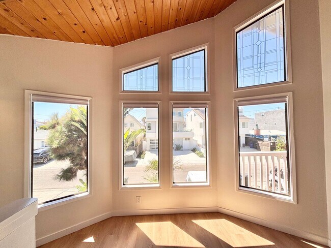 Building Photo - Silver Strand Beach | 4 Bed | 2 Bath | Bea...
