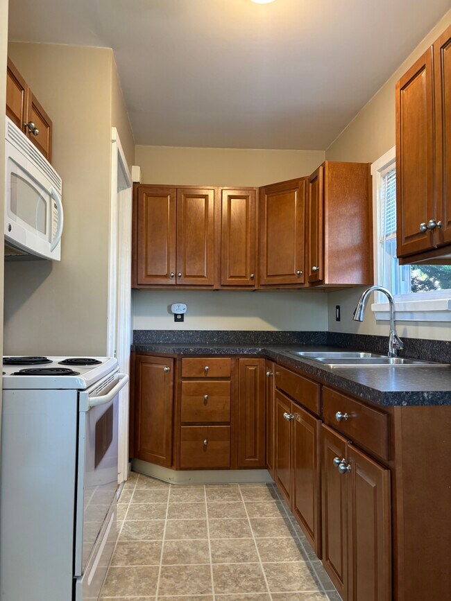 Building Photo - 744 W Shore Rd