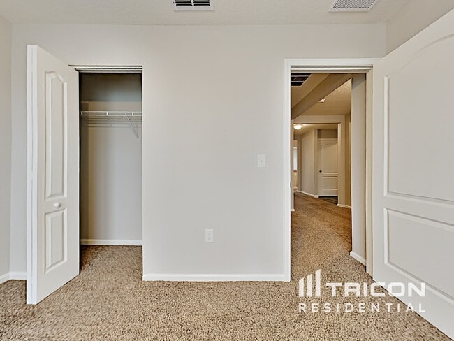 Building Photo - 2210 Pebble Point Dr
