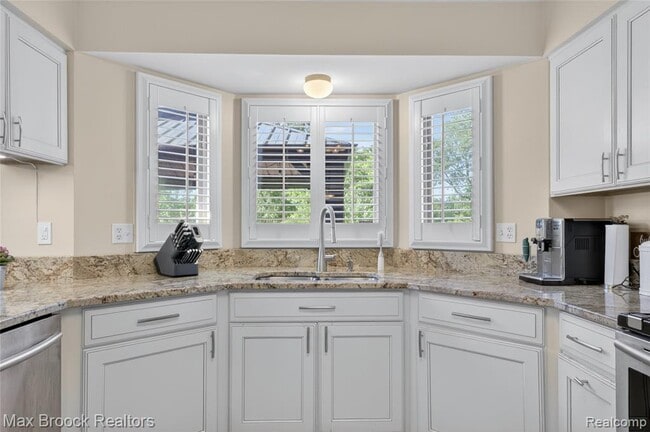 Building Photo - 30118 Kingsway Dr