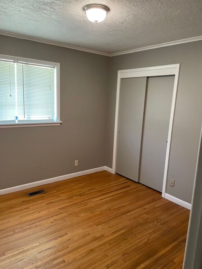 Building Photo - Beautiful 3 bedroom / 2 bath