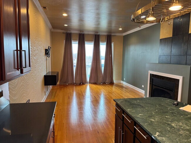 Building Photo - Luxurious, Galewood Penthouse Condo 3BR/2BA