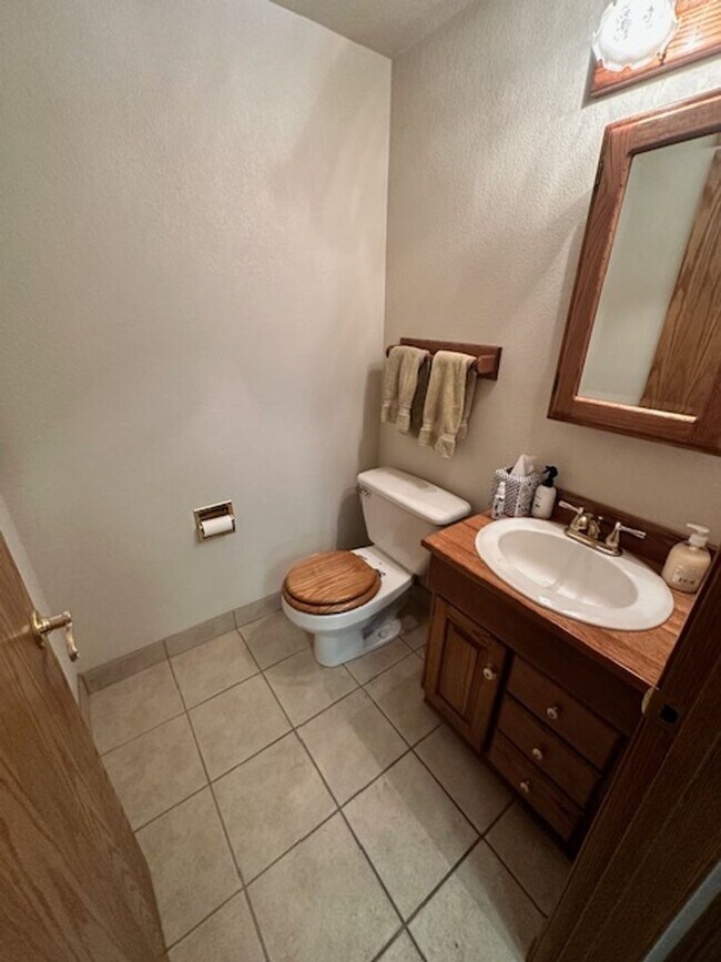 Building Photo - True Skier's Condo! Available for a Seasonal tern rental (3-6 months). Call me today!!