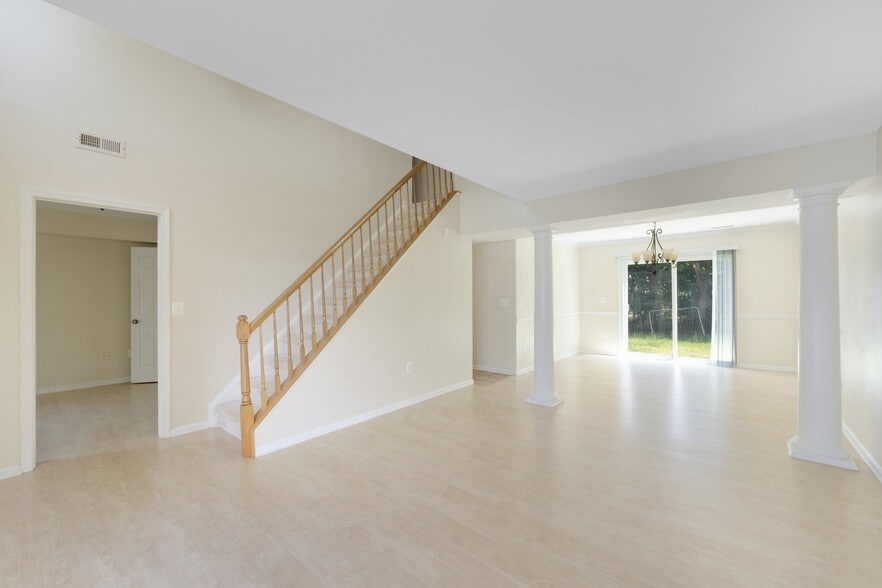 Building Photo - 6119 Oaklawn Ln