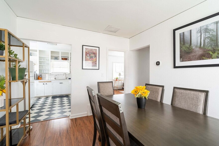 Building Photo - 825 SE 49th Ave