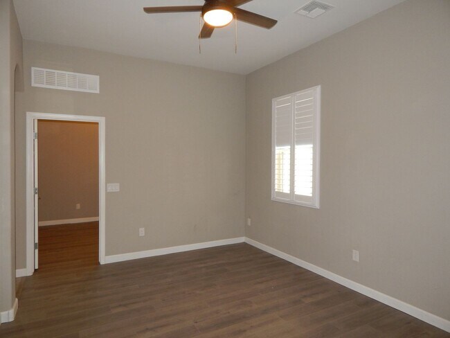 Building Photo - 3 bedrooms over 2200 Square Feet - Single ...