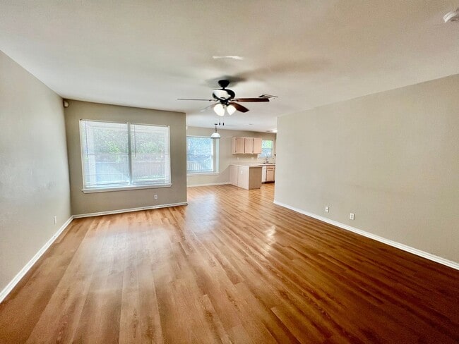 Building Photo - *COMING SOON* Pet-Friendly 3BD/2.5BA with Bonus Loft, Deck & Garden Tub – Near Tezel Rd!