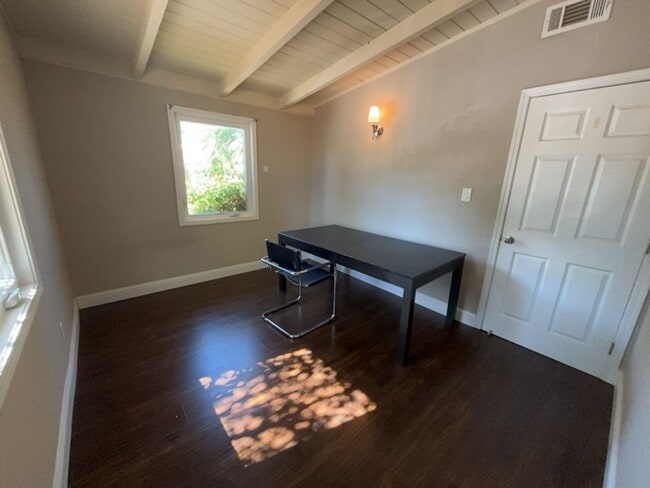 Building Photo - Updated 3 bedroom close to downtown and UC...