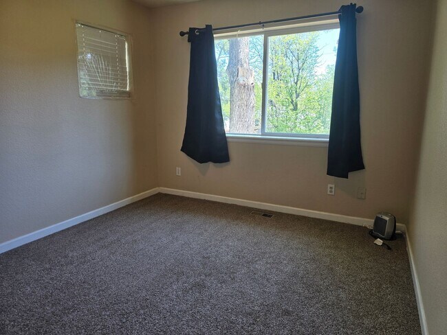 Building Photo - Three-bedroom condo in Denver boasts a lar...