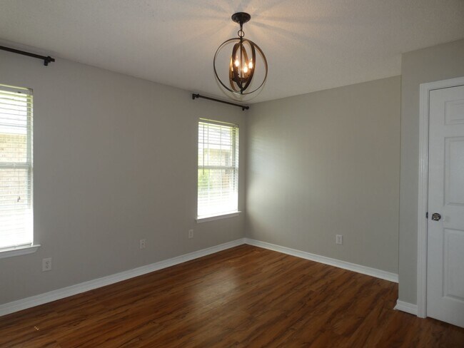 Building Photo - Charming Brick Home - Stonebrook