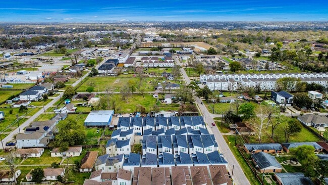 Building Photo - 506 W Donovan St