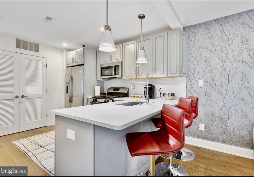 Building Photo - 2536 W Girard Ave