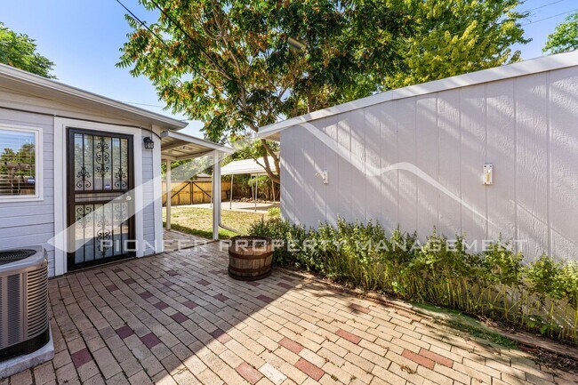 Building Photo - Single Family Home with 1 Car Garage and Central Air!