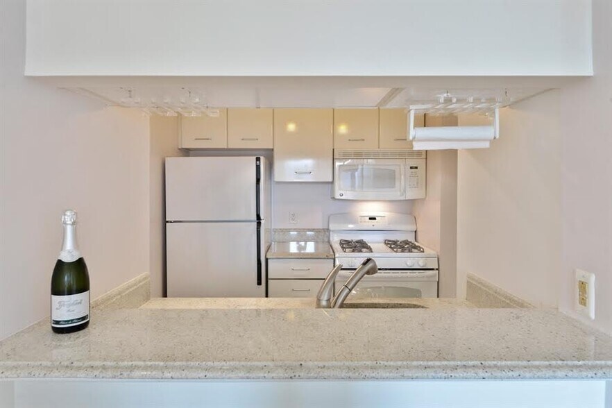 Building Photo - 4 Martine Ave