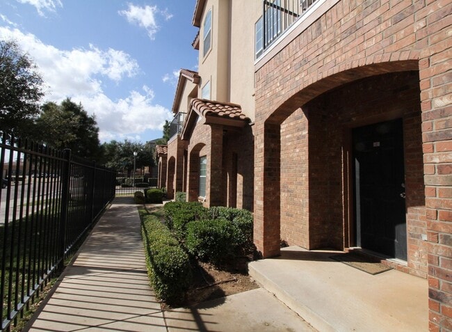 Building Photo - Condo WALKING DISTANCE TO TECH! Pre-leasin...