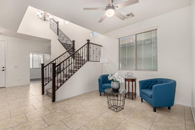 Building Photo - 390 W Wisteria Pl