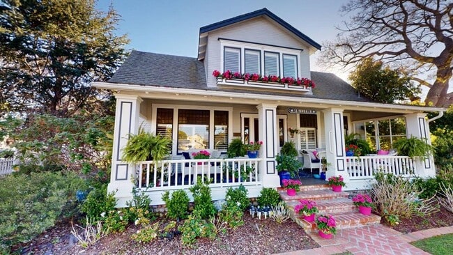 Building Photo - Spacious Historic Home on a Large Corner Lot - Walkable to Many Restuarants and Parks