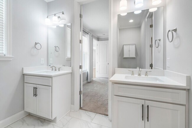Building Photo - Canterbury Townhome