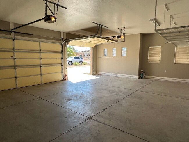 Building Photo - Gilbert 4 Bed & 3 Bath on HUGE LOT - Acre+...
