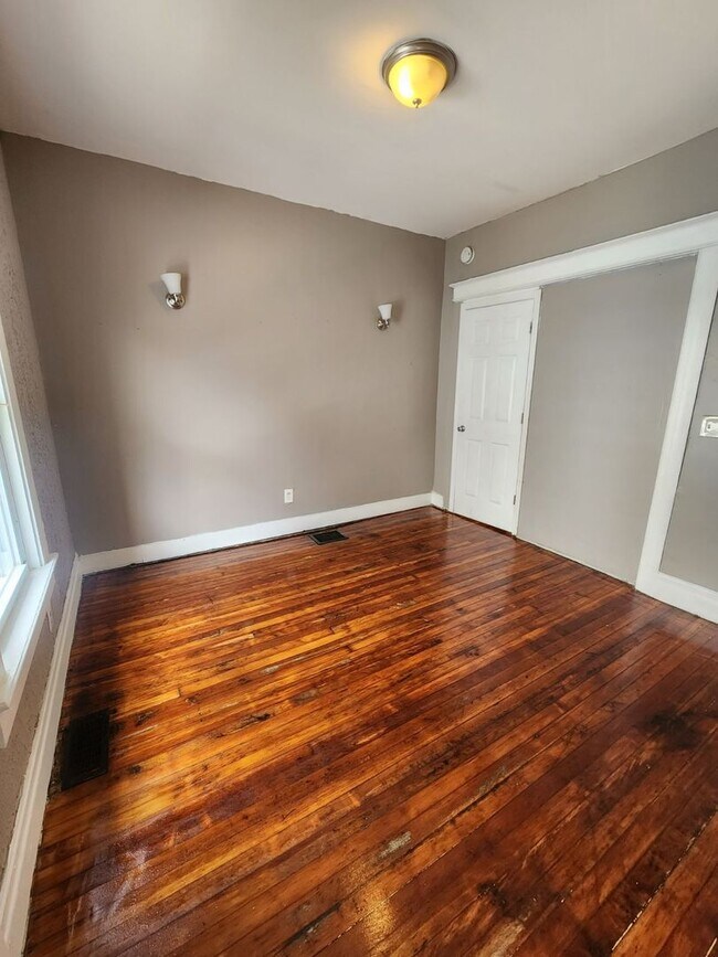 Building Photo - FIVE Bedroom Single Family Home!