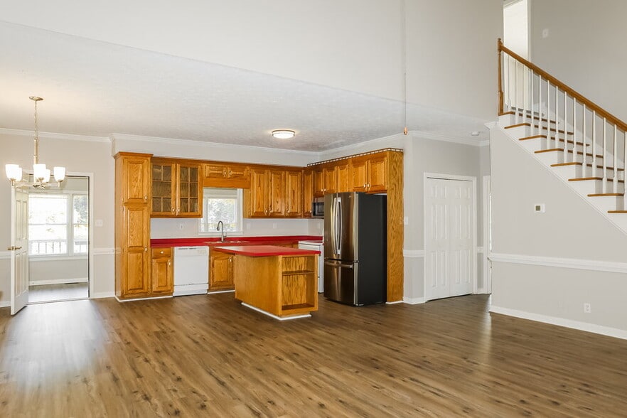 Building Photo - 2461 Sanjo St NE