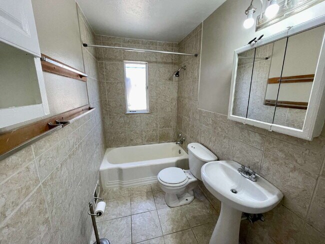 Building Photo - 3 Bed 1 Bath Ranch in North Park Hill! (Available Immediately)