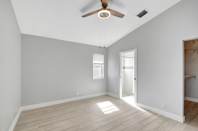 Building Photo - 215 NW 40th Ave
