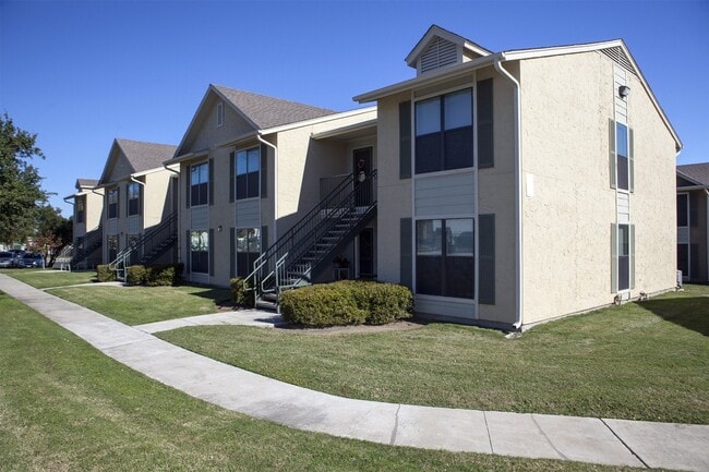 Building Photo - 910 N Frio St