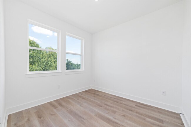 Building Photo - 810 Elkhart St