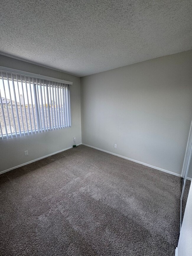 Building Photo - 3 Bed + 1.5 Bath Townhouse