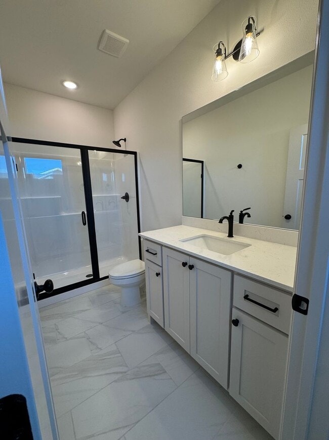 Building Photo - 3 Bed | 2 Bath Luxury Duplex | Move-in pro...