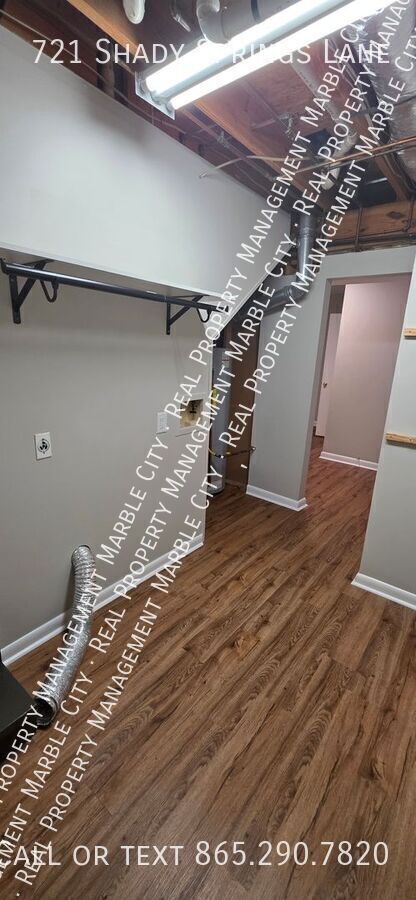 Building Photo - 721 Shady Springs Ln