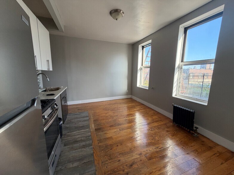 Building Photo - 295 E 149th St