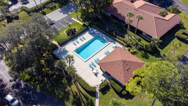 Building Photo - 5630 Golf Pointe Dr