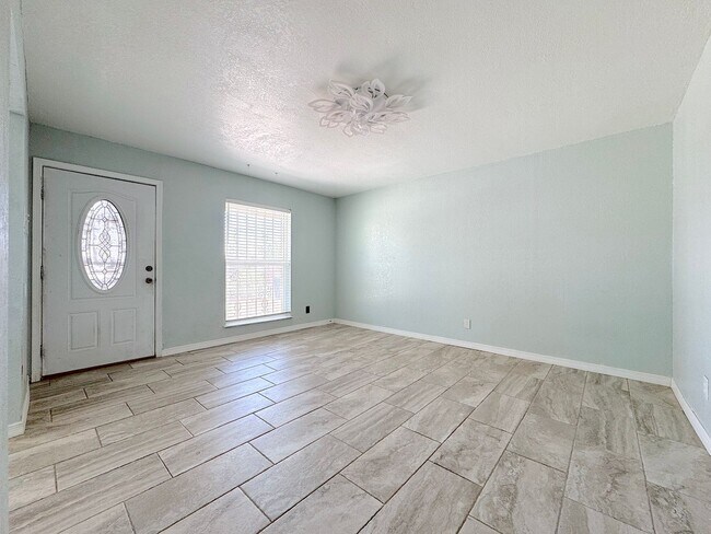 Building Photo - Northeast El Paso 4bed/3bath Refrig A/C w/...