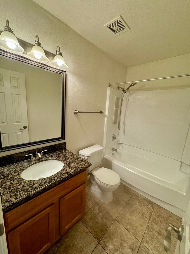 Building Photo - Charming 1 bedroom, 1 bathroom condo in Sacramento