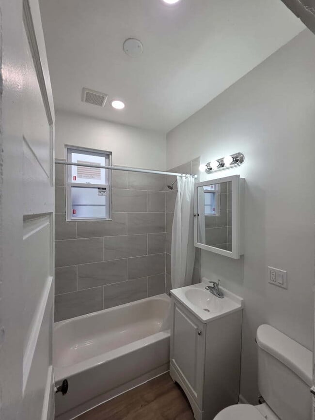 Building Photo - 3745 W Diversey Ave