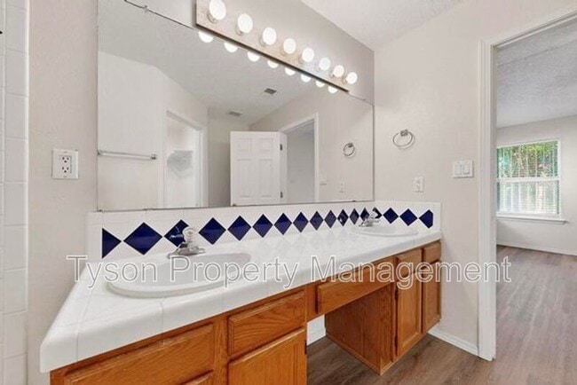 Building Photo - 1420 Stoneway Dr NW