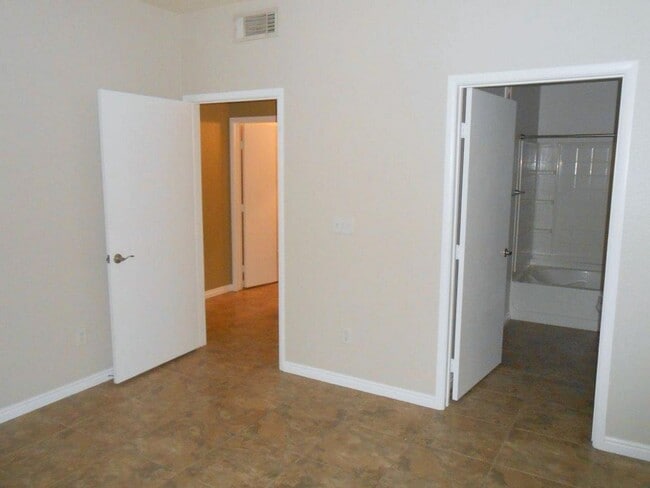 Building Photo - Beautiful Condo in The Falls Gated Communi...