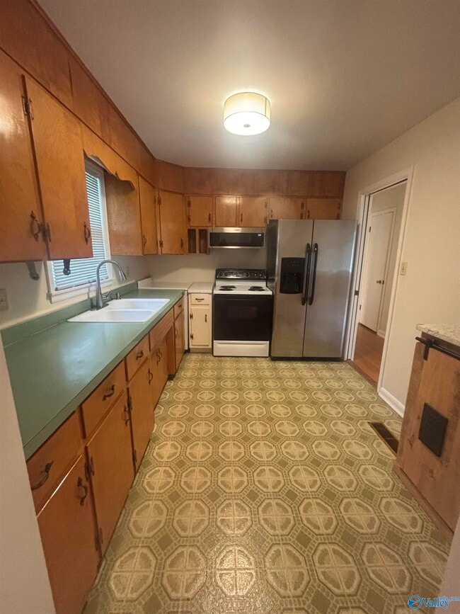 Building Photo - 1805 Stevens Dr NE