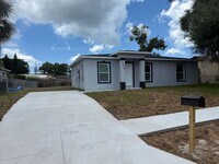 Building Photo - 3 Bed 2 Bath Home in Port Richey!