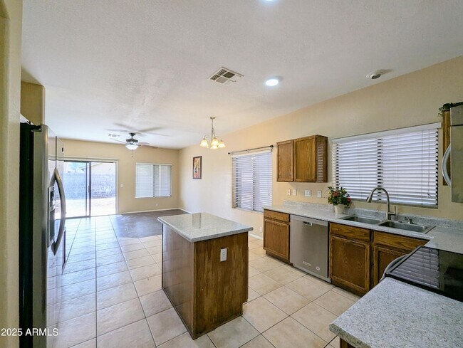 Building Photo - 8861 W Paradise Dr