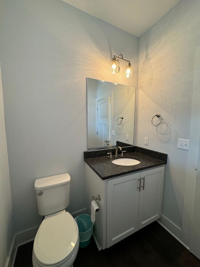Building Photo - 4 Bedroom, 3 1/2 bathroom in Olathe!