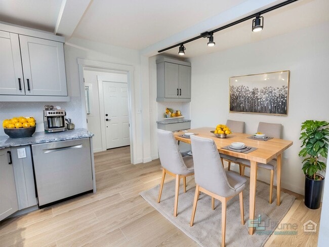 Building Photo - Beautifully Renovated furnished 3-Bedroom ...