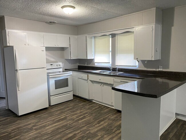 Building Photo - 3 Bedroom 1 Bathroom House