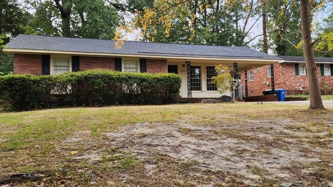 Building Photo - Turn the Key to Comfort & Convenience. MOV...