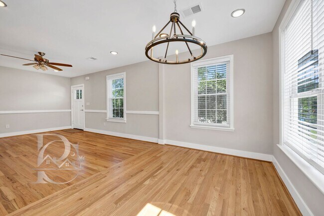 Building Photo - RENOVATED THREE BEDROOM IN ROSEWOOD