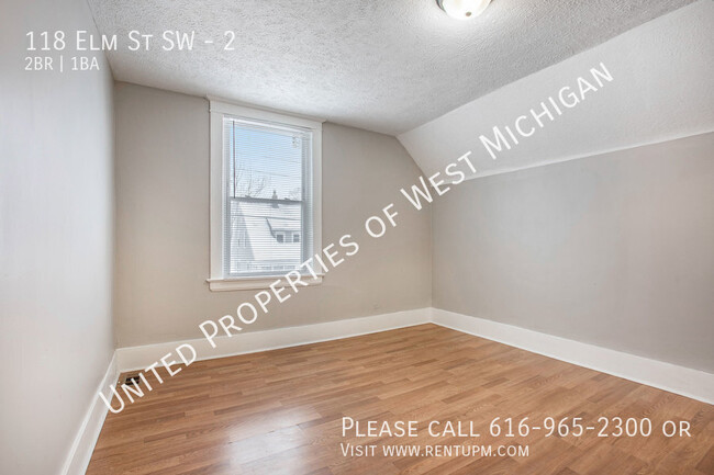 Building Photo - Available Now | Cute 2 Bedroom, 1 Bath Upp...