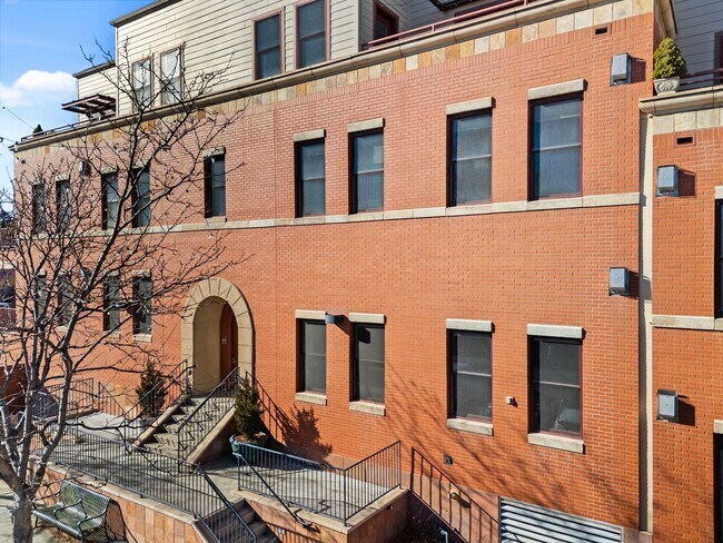 Building Photo - Gorgeous loft style condo in Downtown FC!